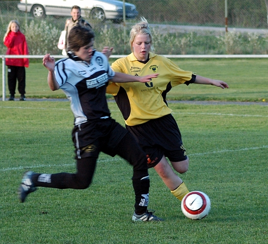 2005_0518_08.jpg - Södras Paulina Sjölin bryter ett munktorpsanfall och spelar undan bollen.
